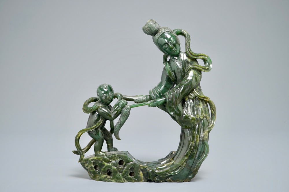Un groupe en jade vert &eacute;pinards de Guanyin avec un enfant, 19&egrave;me