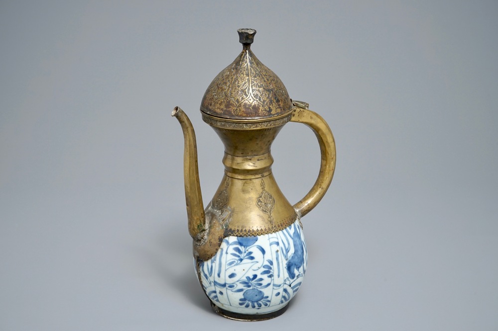 Un vase de forme bouteille en porcelaine de Chine bleu et blanc mont&eacute; pour le march&eacute; islamique, Wanli