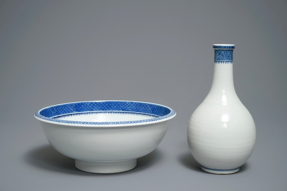 A Chinese blue and white basin with water bottle, Qianlong/Jiaqing