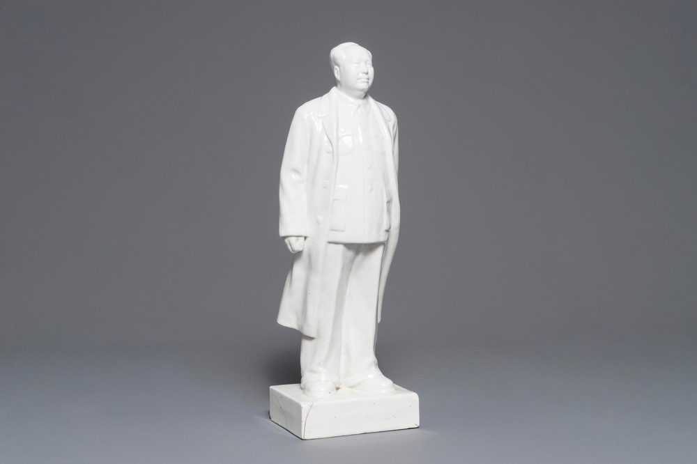 Een grote Chinese figuur van een staande Mao Zedong op basement, 2e helft 20e eeuw