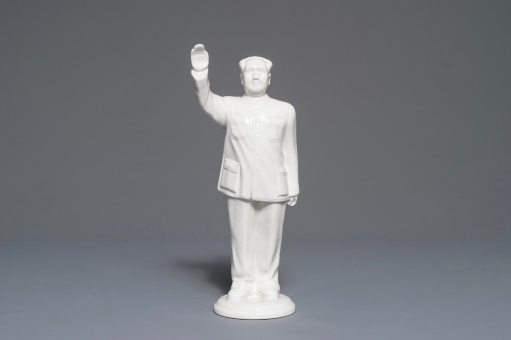 A tall Chinese figure of Mao Zedong waving, 2nd half 20th C.