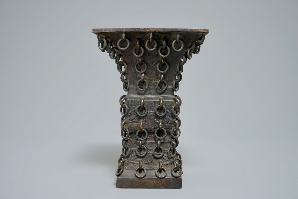 Een Chinese bronzen archa&iuml;stische fanggu vaas met ringen, Ming