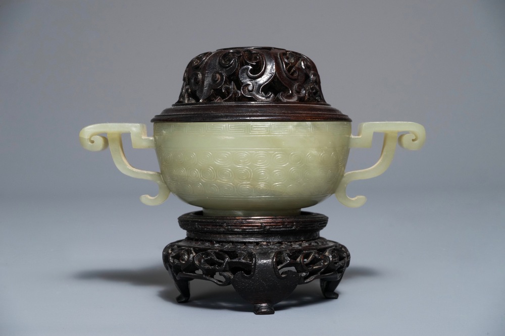 Un br&ucirc;le-parfum en jade c&eacute;ladon au couvercle et socle en bois sculpt&eacute;, Chine, 18/19&egrave;me
