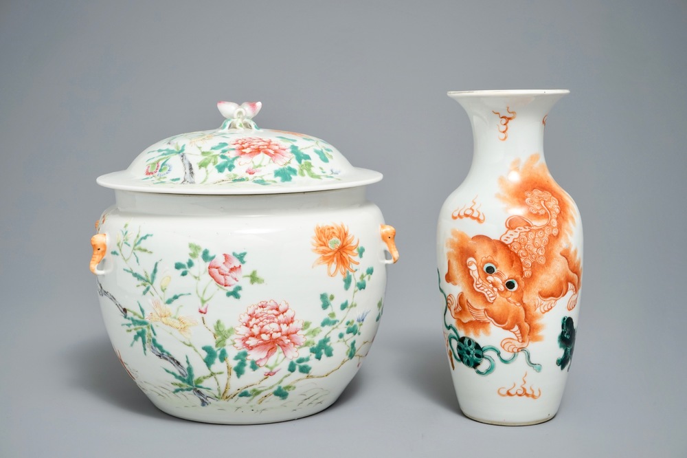 Een Chinese famille rose dekselkom en een vaasje met Boeddhistische leeuwen, 19/20e eeuw