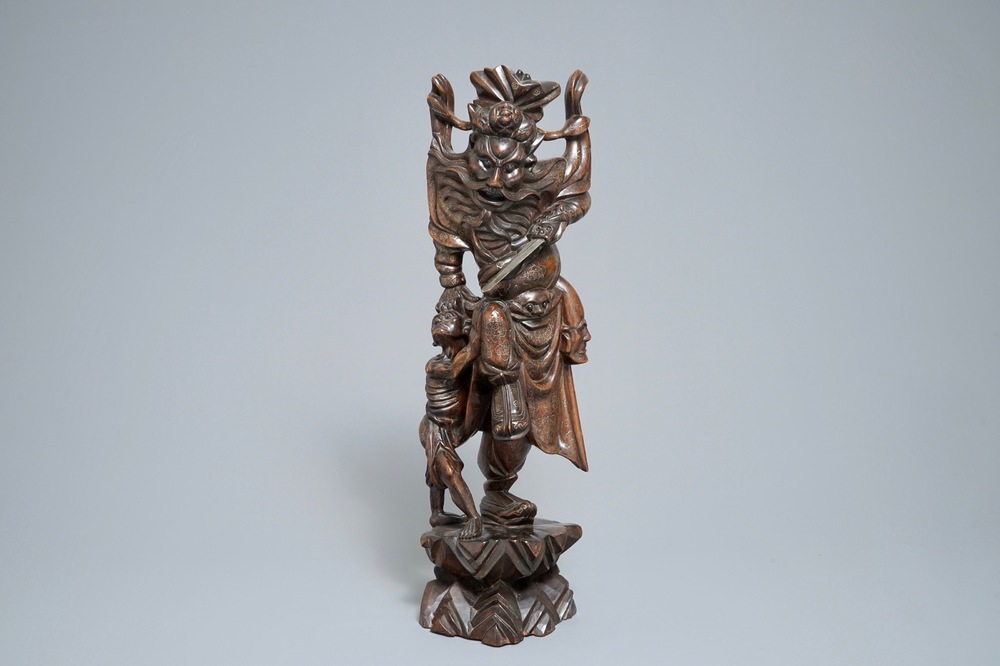 Une grande figure de Zhong Kui en bois incrust&eacute; d'argent, Chine, 19&egrave;me
