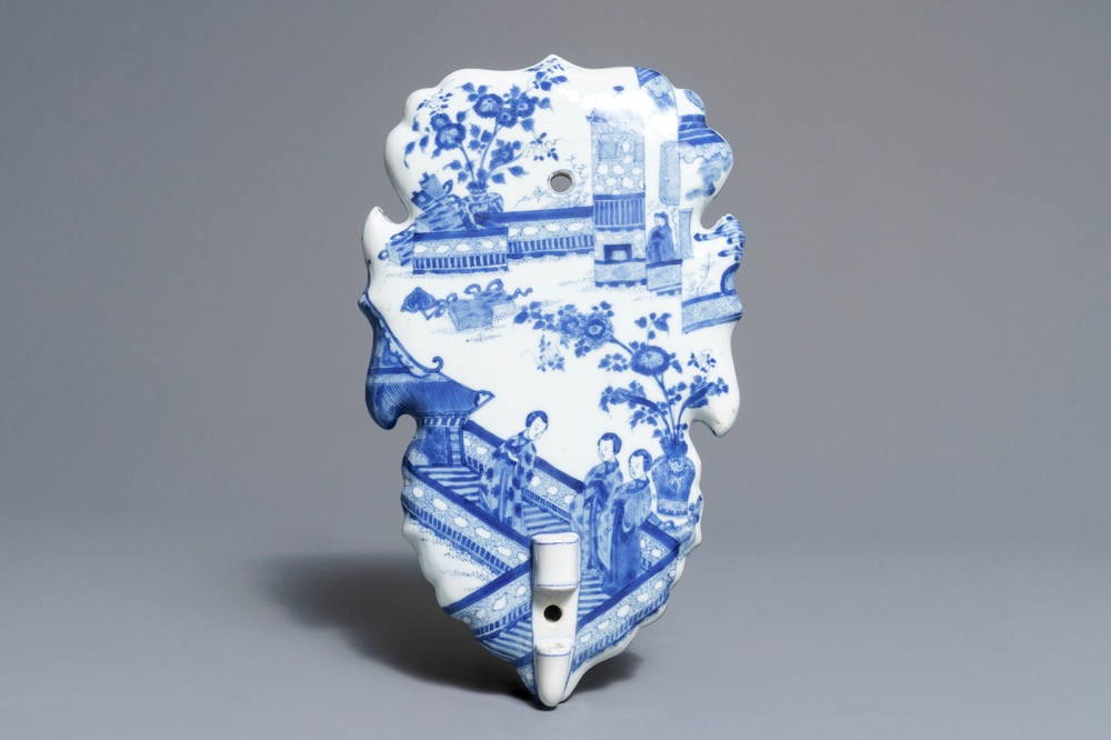 Une rare applique murale en porcelaine de Chine bleu et blanc, Kangxi