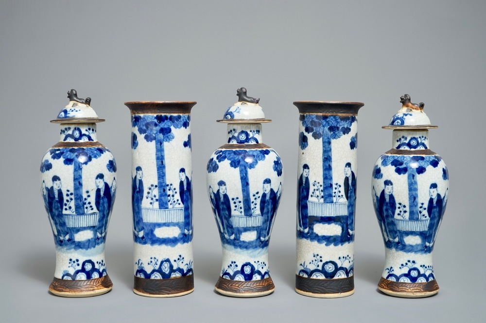 Een Chinees blauwwit Nanking craquel&eacute; vijfdelig kaststel, 19/20e eeuw