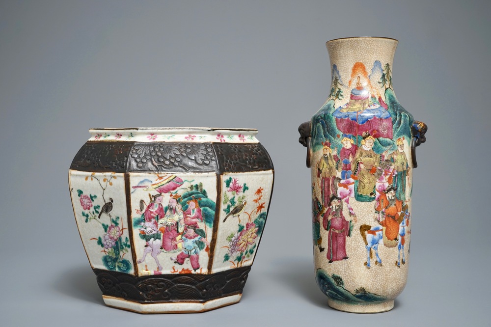 Une jardini&egrave;re et un vase en porcelaine de Chine famille rose dit "de Nankin", 19/20&egrave;me