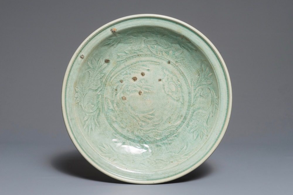 Un plat en porcelaine de Chine qingbai &agrave; d&eacute;cor floral incis&eacute;, Ming