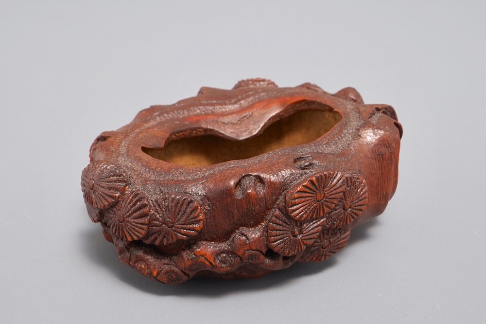 A Chinese carved bamboo brushwasher, 19/20th C.