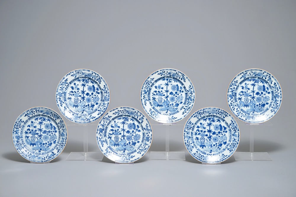 Zes Chinese blauwwitte borden met floraal decor, Qianlong