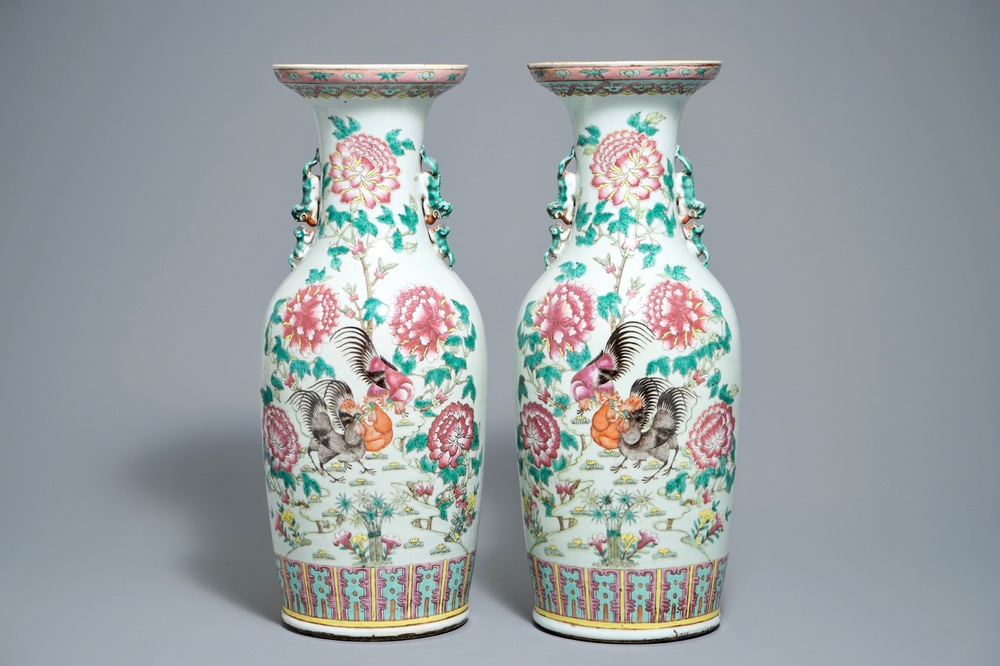 Een paar Chinese famille rose vazen met bloemen en vogels, 19e eeuw