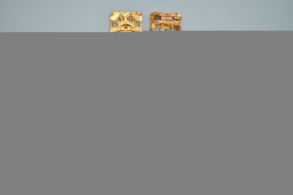 Une paire de panneaux en bois sculpt&eacute;, laqu&eacute; et dor&eacute; aux d&eacute;cors figuratives, Chine, 19&egrave;me