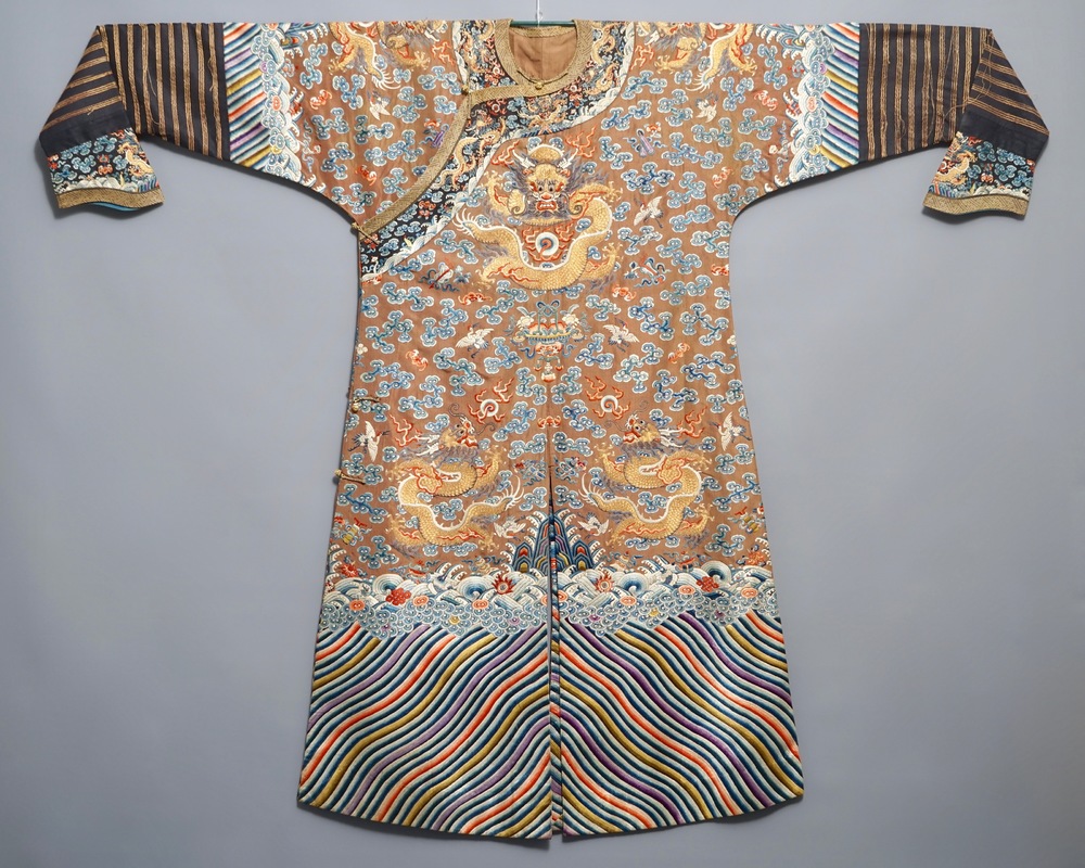 Une robe imp&eacute;riale en kesi &agrave; d&eacute;cor de huit dragons &agrave; cinq griffes sur fond brun, prob. Jiaqing, 1&egrave;re moiti&eacute; du 19&egrave;me