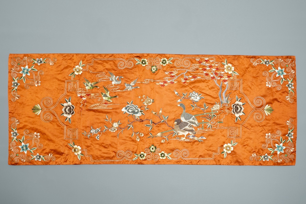 Une broderie &agrave; d&eacute;cor de canards mandarins et un ensemble de petites broderies, 19/20&egrave;me