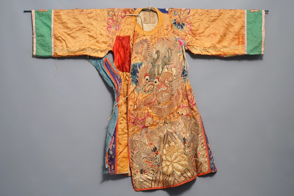 Une robe de th&eacute;&acirc;tre en soie brod&eacute;e en fil d'or &agrave; d&eacute;cor d'un dragon, Chine, 19/20&egrave;me