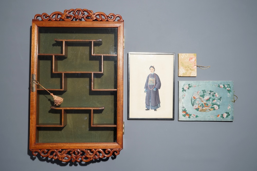 Une vitrine d'applique en bois, deux albums de peintures et un portrait sur papier de riz, 19/20&egrave;me
