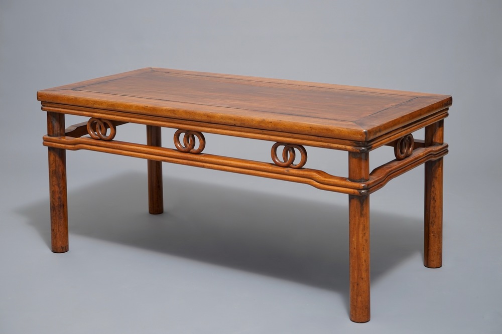 Een lage rechthoekige Chinese hardhouten tafel, 19e eeuw