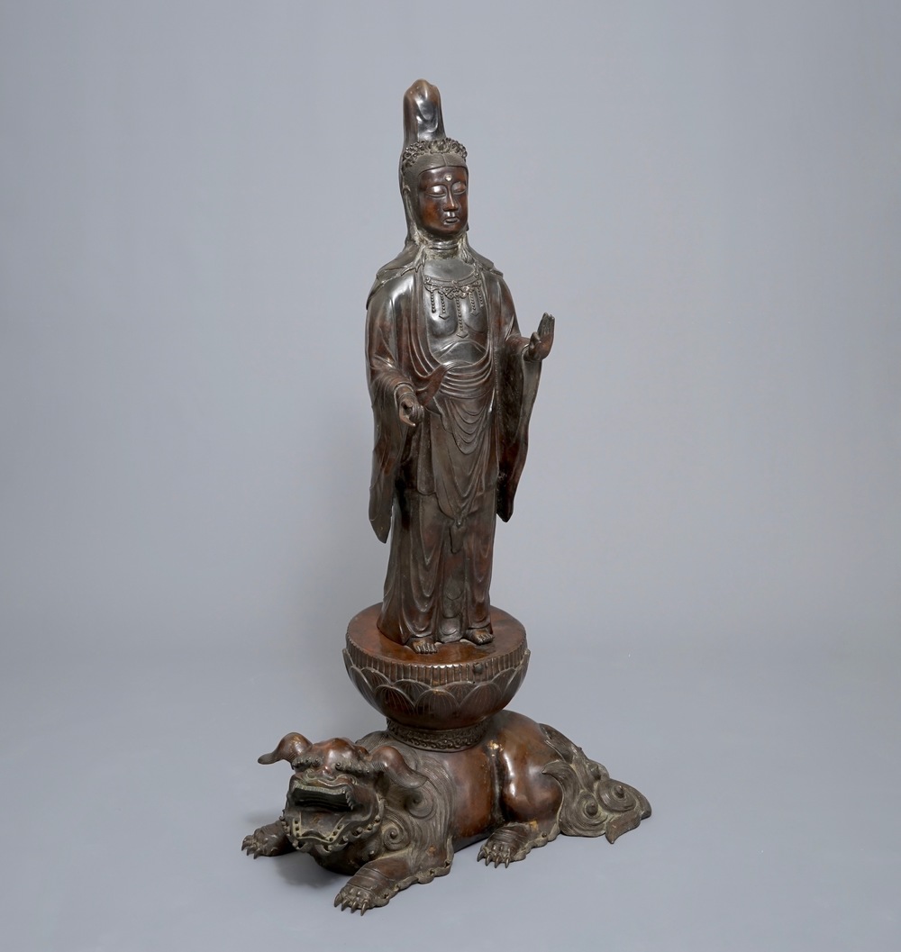 Un grand groupe de Kannon sur Shi-shi en bronze, Meiji, 19&egrave;me
