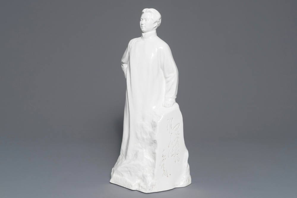 Een grote Chinese figuur van Mao Zedong bij een rots met inscriptie, 2e helft 20e eeuw