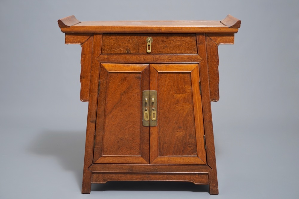 Un cabinet d'autel de style Ming en bois de hongmu, Chine, Qing