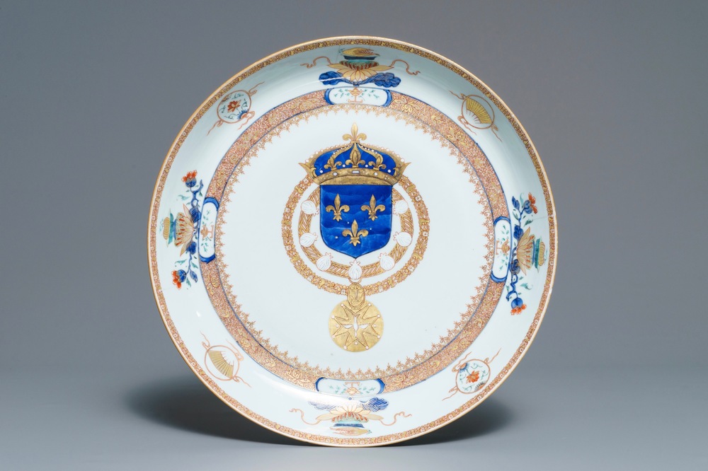 Een Chinese schotel met het Franse koninklijke wapen van Louis XV, Yongzheng