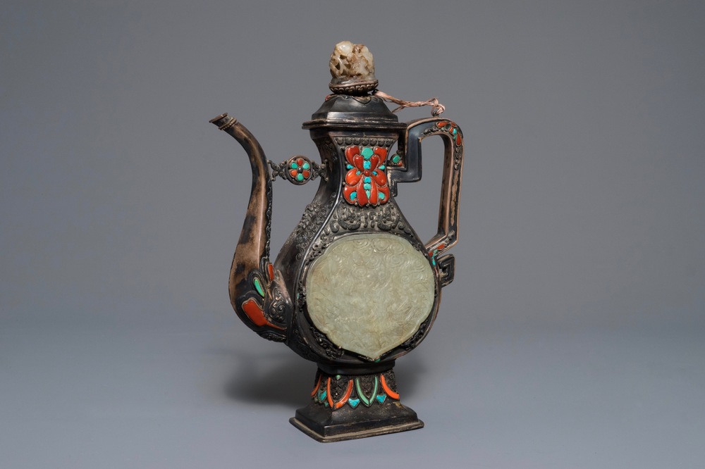 Une aigui&egrave;re argent&eacute;e et son couvercle incrust&eacute;e de corail, jade et turquoise, Tibet ou Mongolie, 19/20&egrave;me