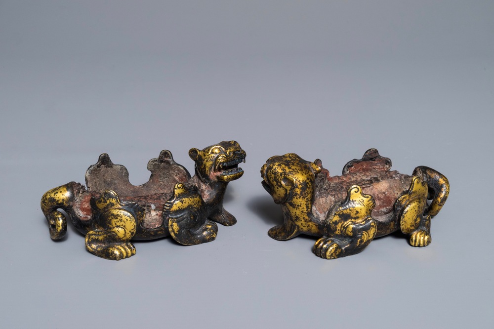 Une paire d'animaux mythiques en bronze dor&eacute; aux traces de cire rouge, Han ou apr&egrave;s