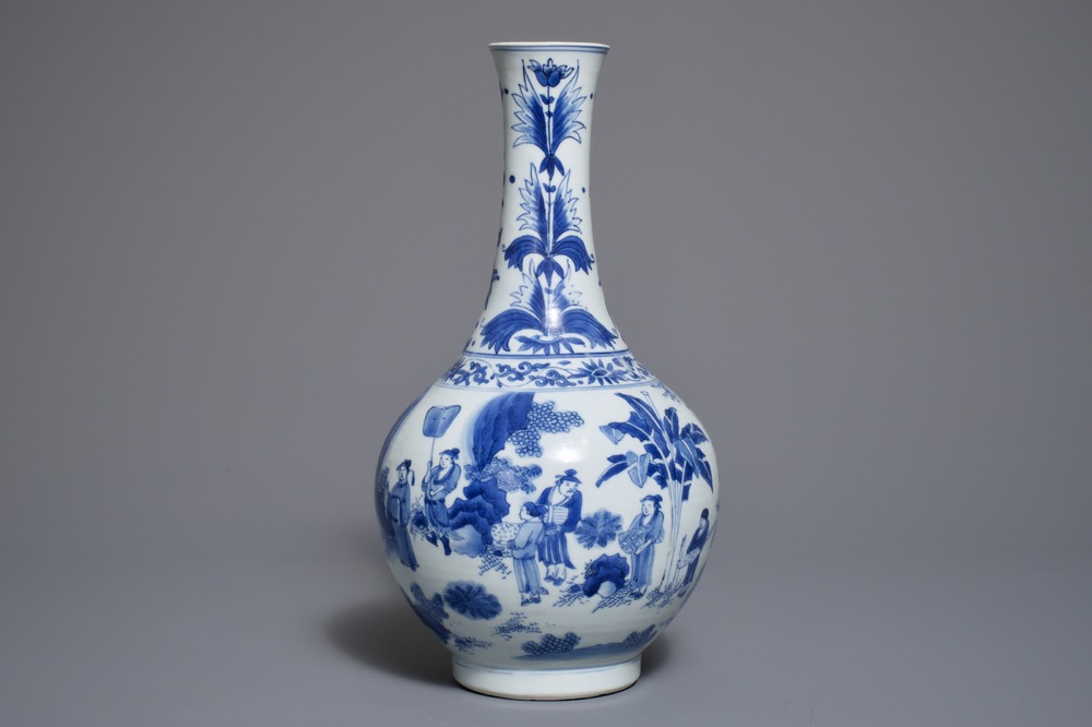 Een Chinese blauwwitte flesvormige vaas met figuratief decor rondom, Transitie periode