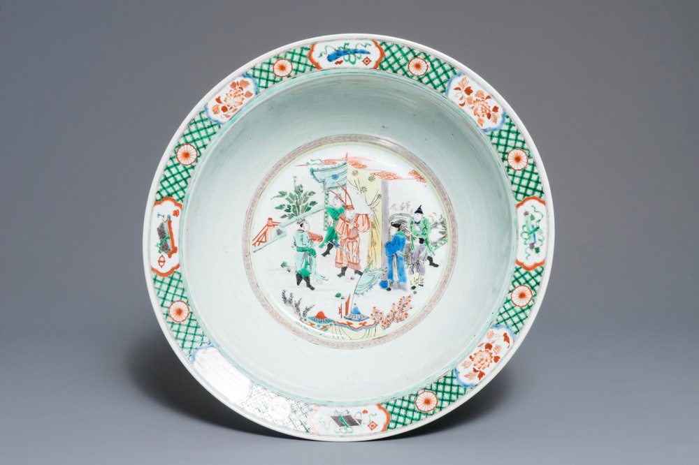 A very large Chinese famille verte bowl with decorated base, 19th C.