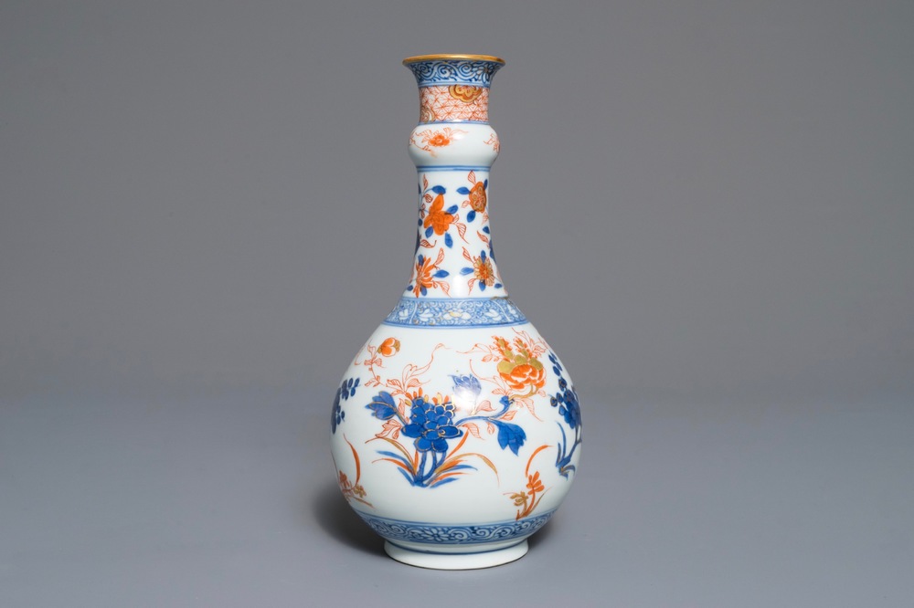 Un vase de forme bouteille en porcelaine de Chine de style Imari, Kangxi