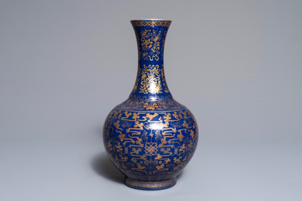 Un vase de forme bouteille en porcelaine de Chine bleu poudr&eacute; &agrave; d&eacute;cor dor&eacute;, marque et &eacute;poque de Guangxu