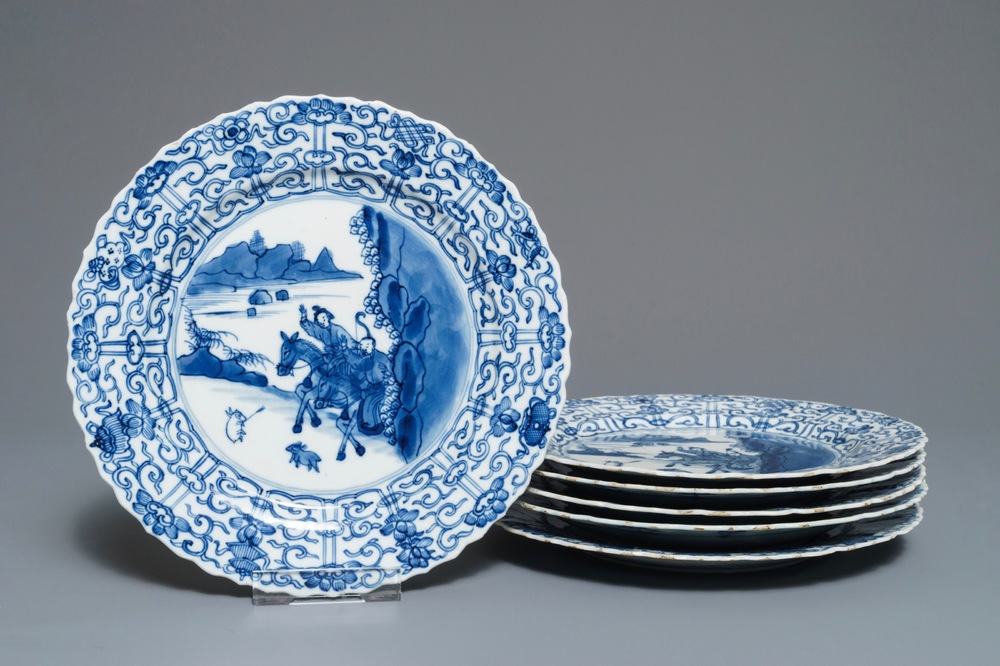 Six plats en porcelaine de Chine bleu et blanc aux d&eacute;cors de la chasse, marques de Chenghua, Kangxi