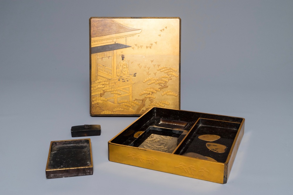Une bo&icirc;te &agrave; calligraphie 'Suzuribako', laqu&eacute;e et dor&eacute;e, avec sa pierre &agrave; encre, Meiji, 19&egrave;me