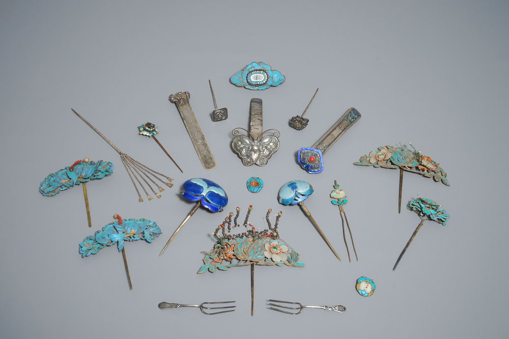 Twenty Chinese kingfisher feather ornaments in silver, jade, coral and gilt metal, Qing and 20th C.
