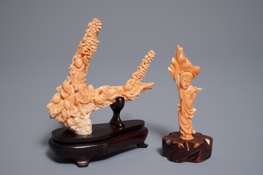 Deux figures en corail sculpt&eacute; sur socles en bois, Chine, 19/20&egrave;me