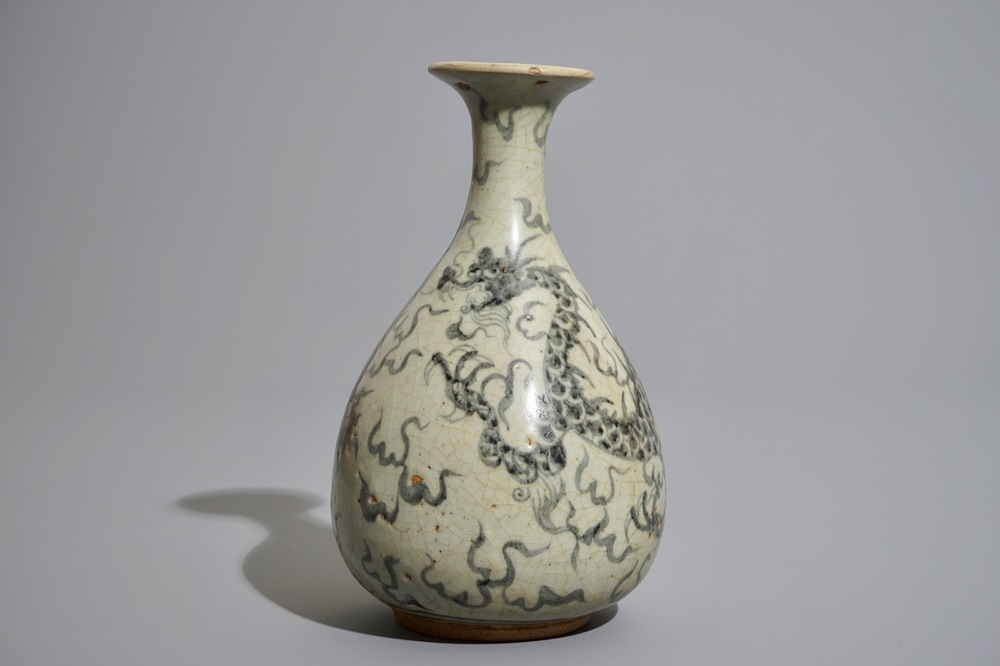 Un vase de forme bouteille &agrave; d&eacute;cor d'un dragon, Sawankhalok, Tha&iuml;lande, 17&egrave;me