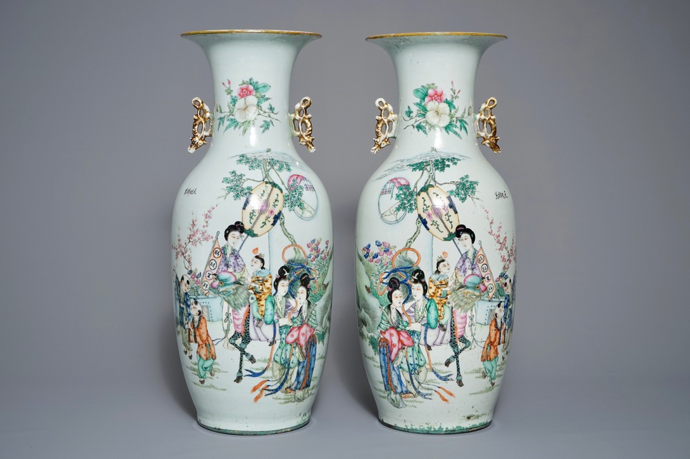 Une paire de vases en porcelaine de Chine famille rose &agrave; d&eacute;cor de figures, 19/20&egrave;me