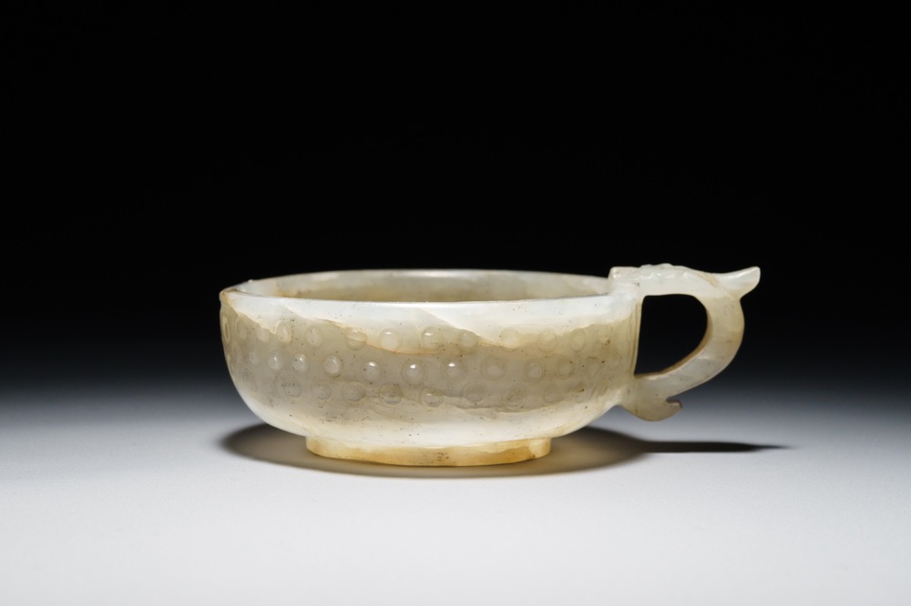 Een Chinese archa&iuml;stische jade kom met drakenoor, 17/18e eeuw