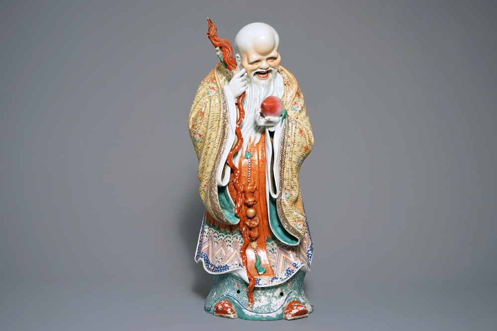 Een grote Chinese famille rose figuur van Shou Lao, 19/20e eeuw