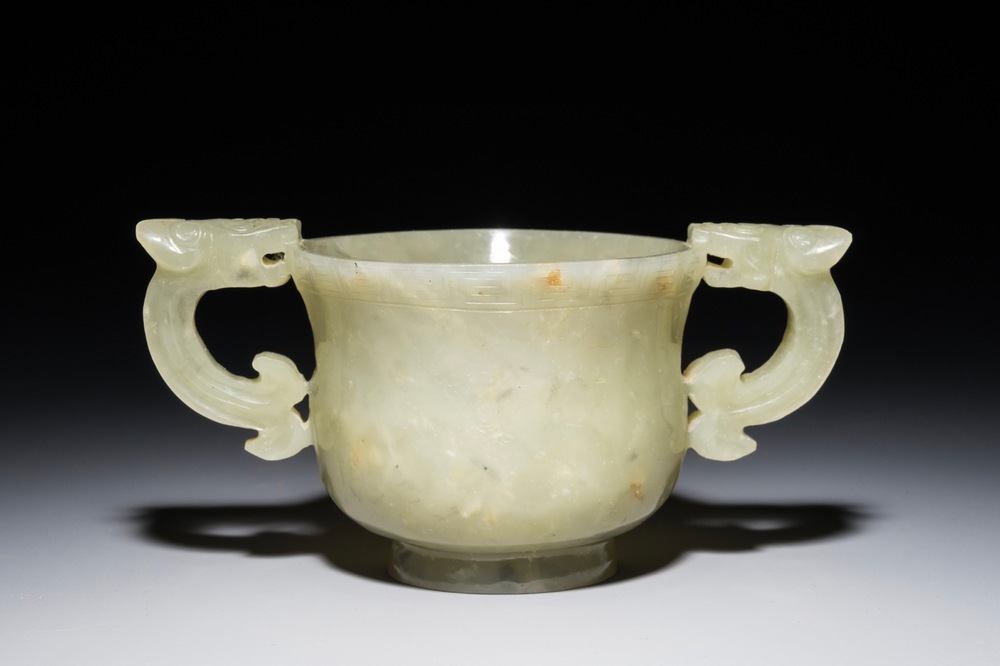 Een Chinese jade kop met drakenoren, 19e eeuw