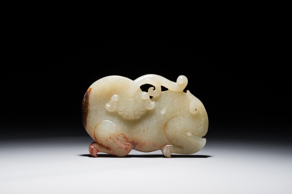 Un mod&egrave;le d'un animal mythique en jade tach&eacute; de style Ming, 19/20&egrave;me