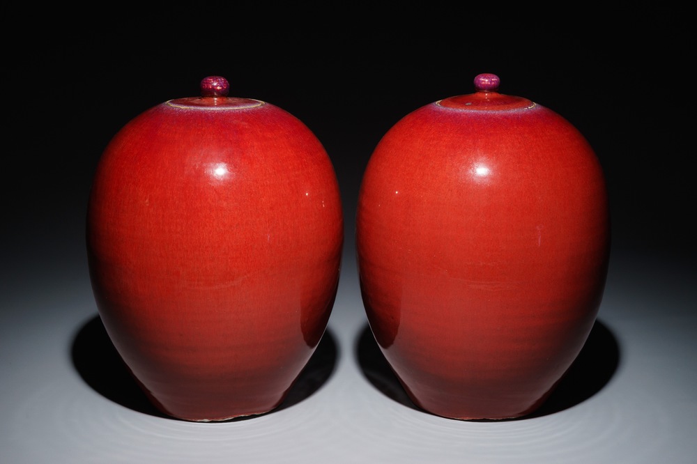 Une paire de pots couverts en porcelaine de Chine sang de boeuf, 19&egrave;me