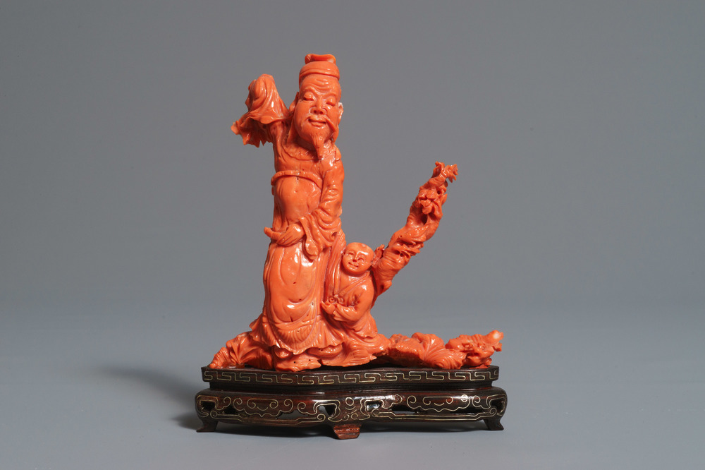 Une figure d'un sage avec enfant en corail rouge sculpt&eacute;, Chine, 19/20&egrave;me