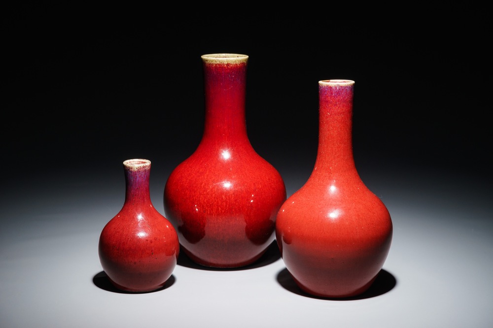 Trois vases de forme bouteille en porcelaine de Chine monochrome sang de boeuf, 19/20&egrave;me