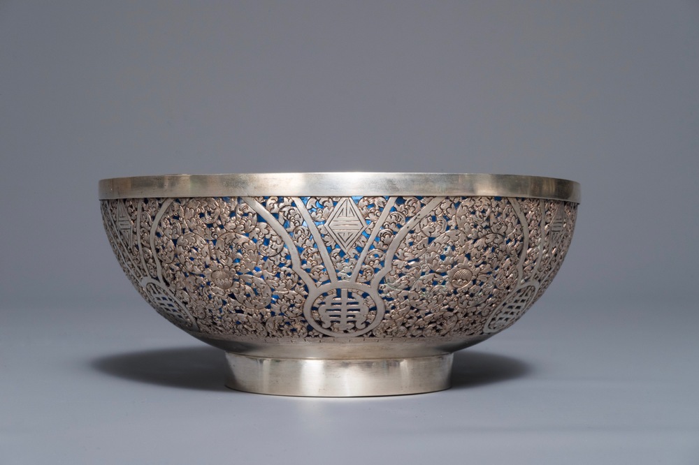 Un bol ajour&eacute; en argent mont&eacute; d'un int&eacute;rieur en verre bleu, Chine, 19/20&egrave;me
