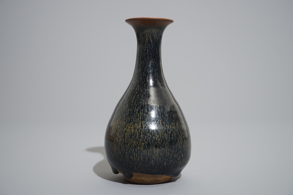 Un vase Jianyao de forme yuhuchunping de type "fourrure de li&egrave;vre", Song ou apr&egrave;s
