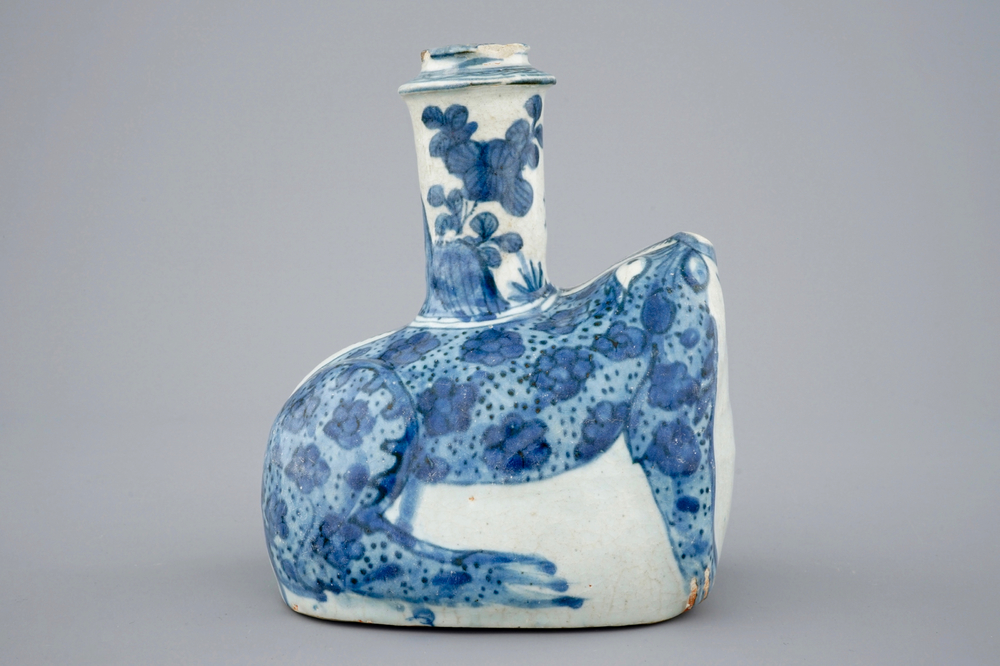 A Chinese blue and white kraak porcelain frog-shaped kendi, Wanli
