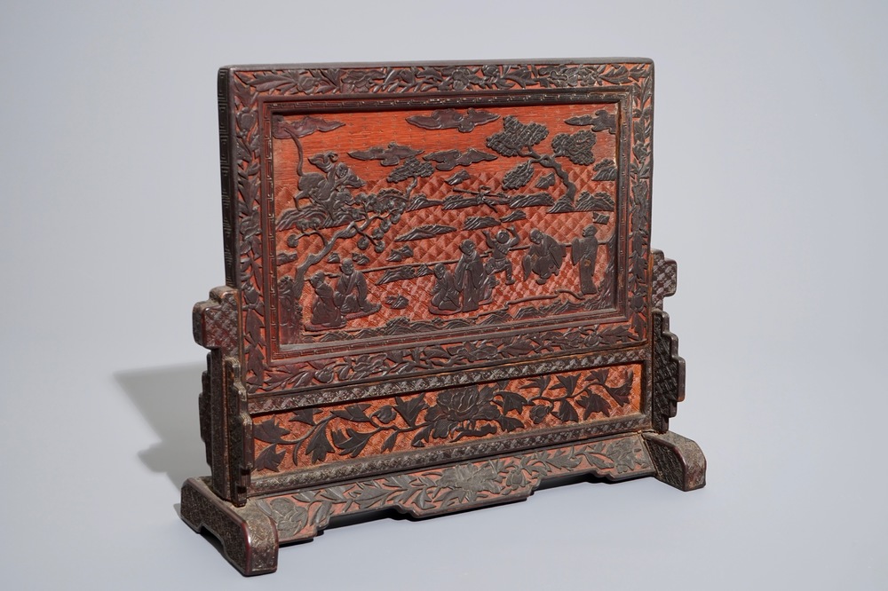 A Chinese red and black cinnabar lacquer table screen with figures, 19/20th C.