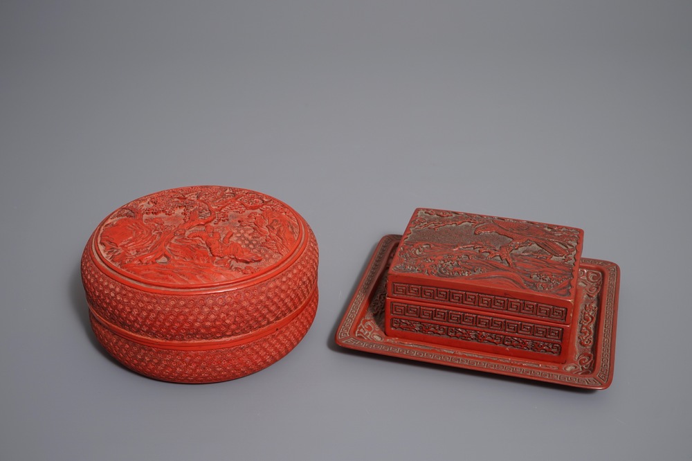 Deux bo&icirc;tes couvertes en laque rouge, Chine, 20&egrave;me